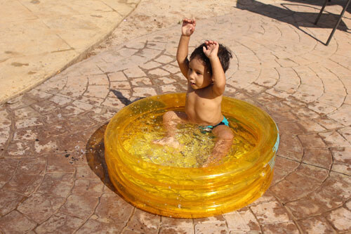 Piscina Colméia com criança